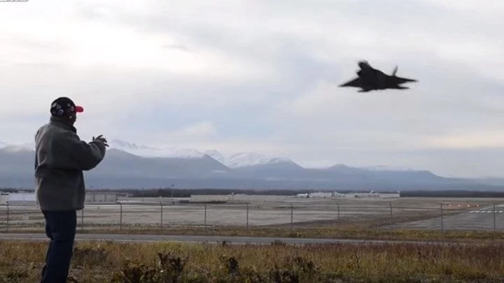 Κόβει την ανάσα το… τετ α τετ μαχητικού με ηλικιωμένο (βίντεο)